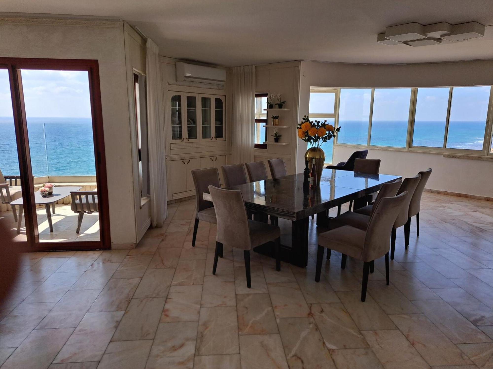 Sea-Front Apartment Netanya Ruang foto